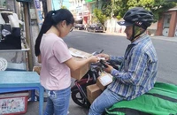 Mua sắm online: Nhiều người ủng hộ việc kiểm hàng trước khi nhận