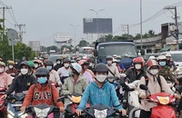 Người dân TP.HCM bắt đầu đi chơi lễ