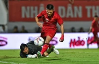 Ông Troussier giải bài toán ghi bàn