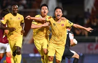 Cơm áo gạo tiền chật vật ở V-League