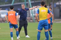 Khi ông Troussier mong học trò có chỗ chơi ở CLB…