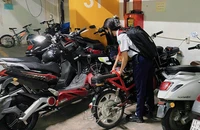 Nhà trọ cấm người thuê sạc xe điện vì sợ cháy nổ