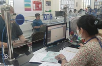 Nhờ người khác làm cha của con trong giấy khai sinh được không?