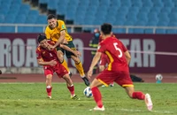 Ông Troussier lo thiếu trước hụt sau