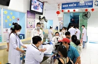 Con ốm, cha và mẹ có được nghỉ chăm con?