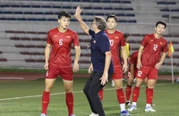 Ông Troussier khủng hoảng tuyến phòng ngự