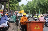 Khu phố có được tự ý quy định giờ đổ rác?