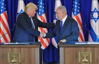 Ông Donald Trump khi là tổng thống Mỹ (trái) và Thủ tướng Israel Benjamin Netanyahu bắt tay sau khi phát biểu trước báo chí tại một bữa tối chính thức ở Jerusalem vào ngày 22-5-2017. Ảnh: AFP/GETTY IMAGES