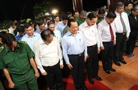 Ông Lê Thanh Hải cùng lãnh đạo TP.HCM dâng hương các liệt sĩ thanh niên xung phong