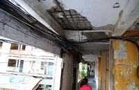 Sống thấp thỏm trong những chung cư chờ sập ở TP.HCM