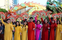 Hàng nghìn người đổ về đường hoa Nguyễn Huệ Tết Giáp Thìn 2024 ngày cuối mở cửa