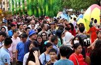 Biển người ở đường hoa Nguyễn Huệ chờ đón pháo hoa giao thừa năm Ất Tỵ 2025 