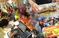 Đông nghẹt người tìm mua vàng, cá lóc nướng, heo quay ngày vía Thần Tài ở TP.HCM