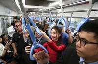 Người dân hào hứng đi metro số 1 trong ngày chính thức khánh thành 