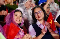 Xúc động hình ảnh người dân đội mưa chờ xem sơ duyệt diễu binh 30-4 