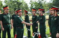 Thiếu tướng Nguyễn Bá Lực thăm, tặng quà các khối diễu binh 30-4 tại Quân đoàn 34