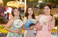 Người dân đổ về trung tâm TP.HCM chờ khoảnh khắc giao thừa