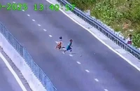 3 thiếu niên trèo rào vào cao tốc Cam Lâm - Vĩnh Hảo ném đá ô tô