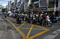 Đồng loạt triển khai vạch mắt võng, biển báo mới ở trung tâm Đà Lạt