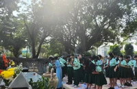 Học sinh học lịch sử tại lăng Tả quân Lê Văn Duyệt