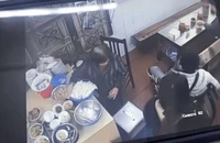 Video từ camera giám sát vụ quán phở bị tố 'đuổi khách vì ngồi xe lăn'