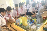 Học sinh Trường THCS Vân Đồn (quận 4) tham gia các trò chơi tại lễ khai giảng năm học mới. Ảnh: NGUYỄN QUYÊN