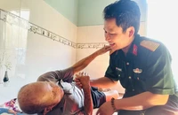 Bác sĩ Bệnh viện Quân y 175 đến tận nhà khám bệnh, tặng quà người nghèo
