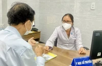 Bác sĩ khoa Y học cổ truyền (BV Thống Nhất) thăm khám cho bệnh nhân.