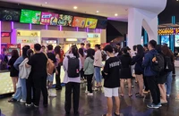 Khán giả xếp hàng mua vé xem phim Mai tại một cụm rạp. Ảnh: VĂN HÀ 