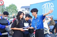 Thí sinh dự thi đánh giá năng lực do ĐH Quốc gia TP.HCM tổ chức năm 2023 tại điểm thi Trường ĐH Kinh tế - Luật. Ảnh: UEL