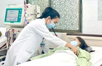BS Vũ Thị Minh Hoa đang khám cho một bệnh nhân trẻ chạy thận định kỳ tại BV Nguyễn Tri Phương. Ảnh: THẢO PHƯƠNG