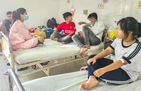 Học sinh Trường THCS Trần Hưng Đạo, TP Nha Trang bị ngộ độc thực phẩm, đang được cấp cứu tại BV đa khoa tỉnh Khánh Hòa. Ảnh: XUÂN HOÁT