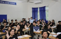 Học sinh mang nồi, va li, túi cói đến trường vào ngày thứ năm hạnh phúc
