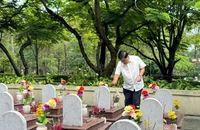 Người làm ấm áp các nghĩa trang liệt sĩ