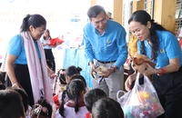 Cụm thi đua 3 – Công đoàn viên chức TP.HCM trao học bổng cho học sinh ở Bình Phước