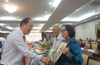 Xúc động cuộc gặp gỡ nhà giáo đi B, nhà giáo nội đô