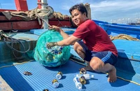 Ngư dân đưa rác về bờ: Chung tay làm sạch biển