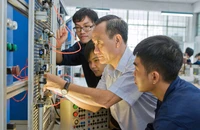 Thầy trò Trường ĐH Bách khoa (ĐH Quốc gia TP.HCM) trong một giờ thực hành tại trường. Ảnh: NHƯ QUỲNH