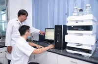 Giảng viên Trường ĐH Công nghiệp TP.HCM đang hướng dẫn học trò thực hành nghiên cứu. Ảnh: ICC