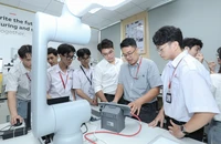 Sinh viên Trường ĐH Công nghiệp TP.HCM thực hành tại phòng thí nghiệm robot hiện đại bậc nhất vừa được trường đầu tư và đưa vào sử dụng từ tháng 4-2025. Ảnh: ICC