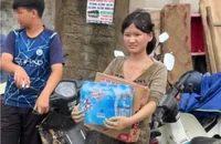 Cô gái lấm lem bùn đất do mưa lũ ở Nghệ An xin ngừng tiếp nhận sự giúp đỡ