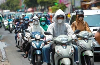 Muôn kiểu tránh nóng giữa cái nắng hơn 40 độ C của Sài Gòn