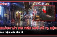 Sau trận mưa tầm tã tại Hà Nội, khách Tây bơi trên phố cổ Tạ Hiện