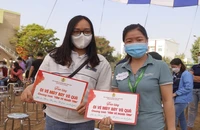 Công nhân vui mừng nhận vé máy bay miễn phí về quê ăn Tết