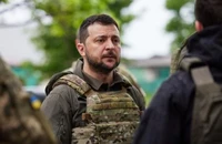 Video: Tổng thống Zelensky đến tiền tuyến Kharkiv, lần đầu xuất hiện bên ngoài Kiev