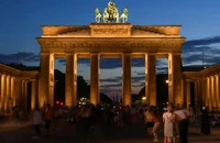 Đức tắt đèn tượng đài tại Cổng Brandenburg, thủ đô Berlin vào ban đêm. Ảnh: REUTERS