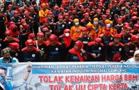 Thành viên của các công đoàn phản đối chính phủ tăng giá nhiên liệu bên ngoài Quốc hội Indonesia ở thủ đô Jakarta (Indonesia) ngày 6-9. Ảnh: REUTERS 