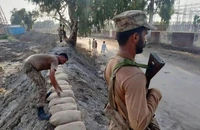 Quân đội Pakistan xây dựng đê để bảo vệ một nhà máy điện cung cấp điện ở huyện Dadu, tỉnh Sindh khỏi ngập úng. Ảnh: REUTERS
