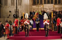 Vua Charles III đứng cầu nguyện bên cạnh linh cữu của Nữ hoàng Elizabeth II, ở Đại sảnh Westminster, tại Cung điện Westminster, London vào ngày 16-9. Ảnh: REUTERS