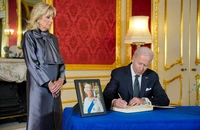 Tổng thống Mỹ Joe Biden cùng Đệ nhất phu nhân Jill Biden ghi sổ tang Nữ hoàng Elizabeth II ở dinh thự Lancaster House, London (Anh) ngày 18-9. Ảnh: TWITTER